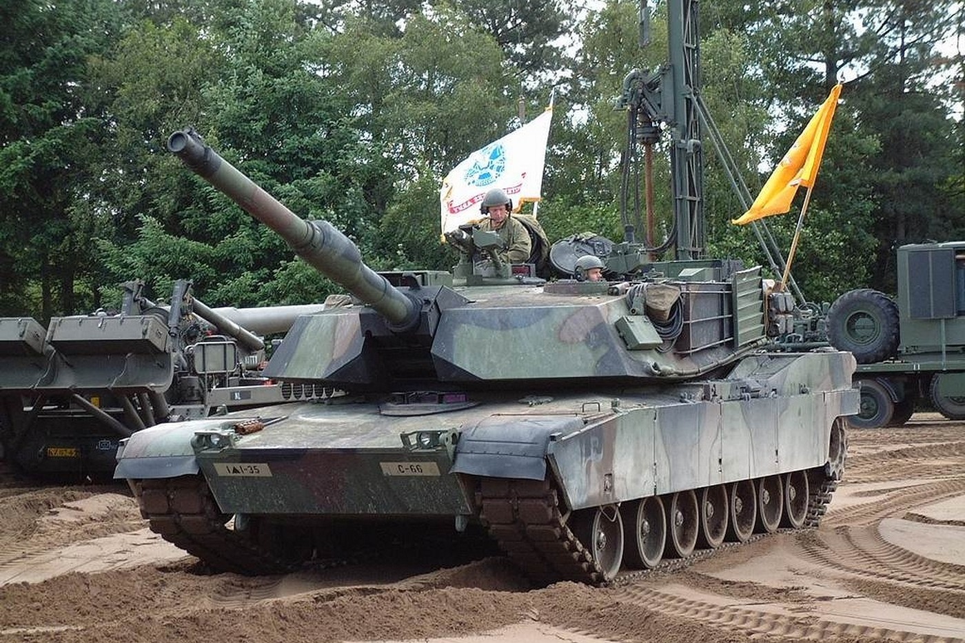 Ідентифікація військової техніки за фото: силует, вузли й модифікація